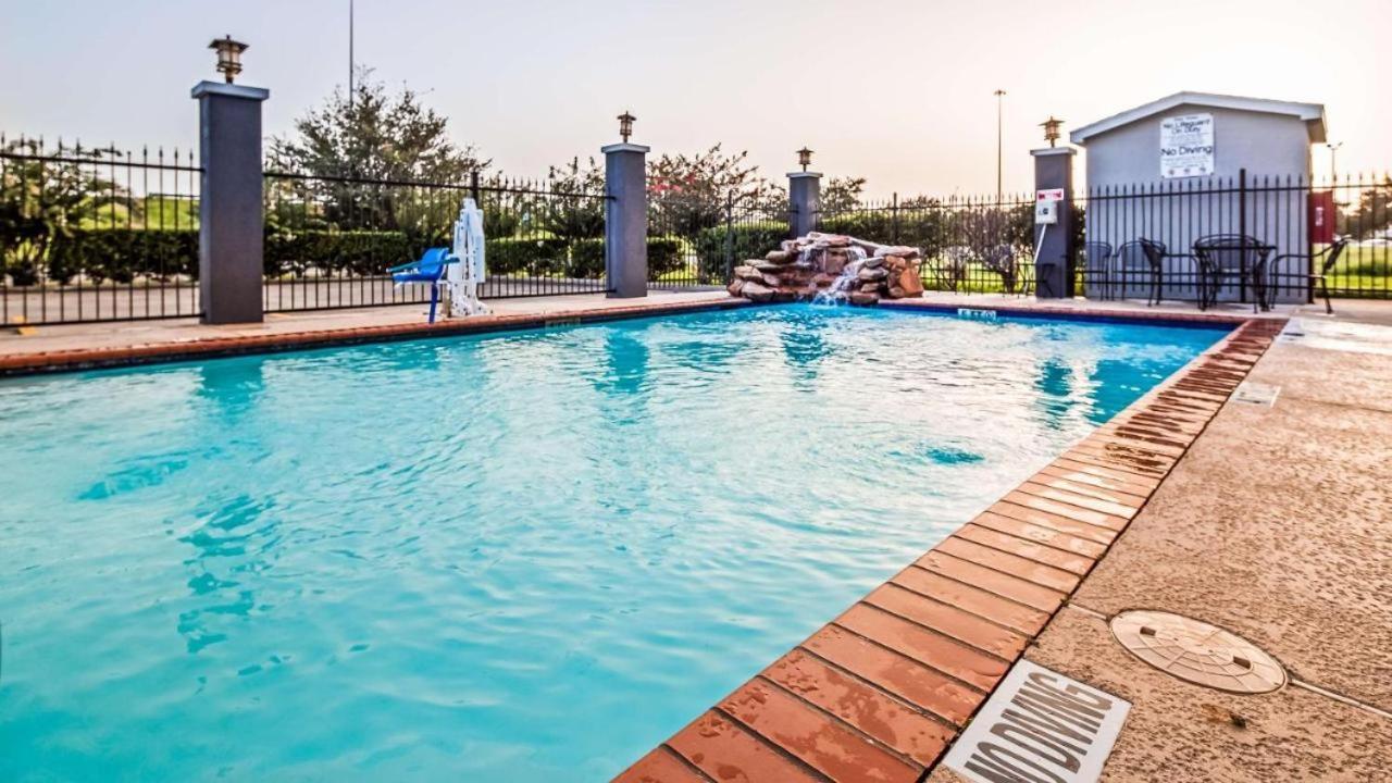Baymont By Wyndham Laredo Hotel Eksteriør billede