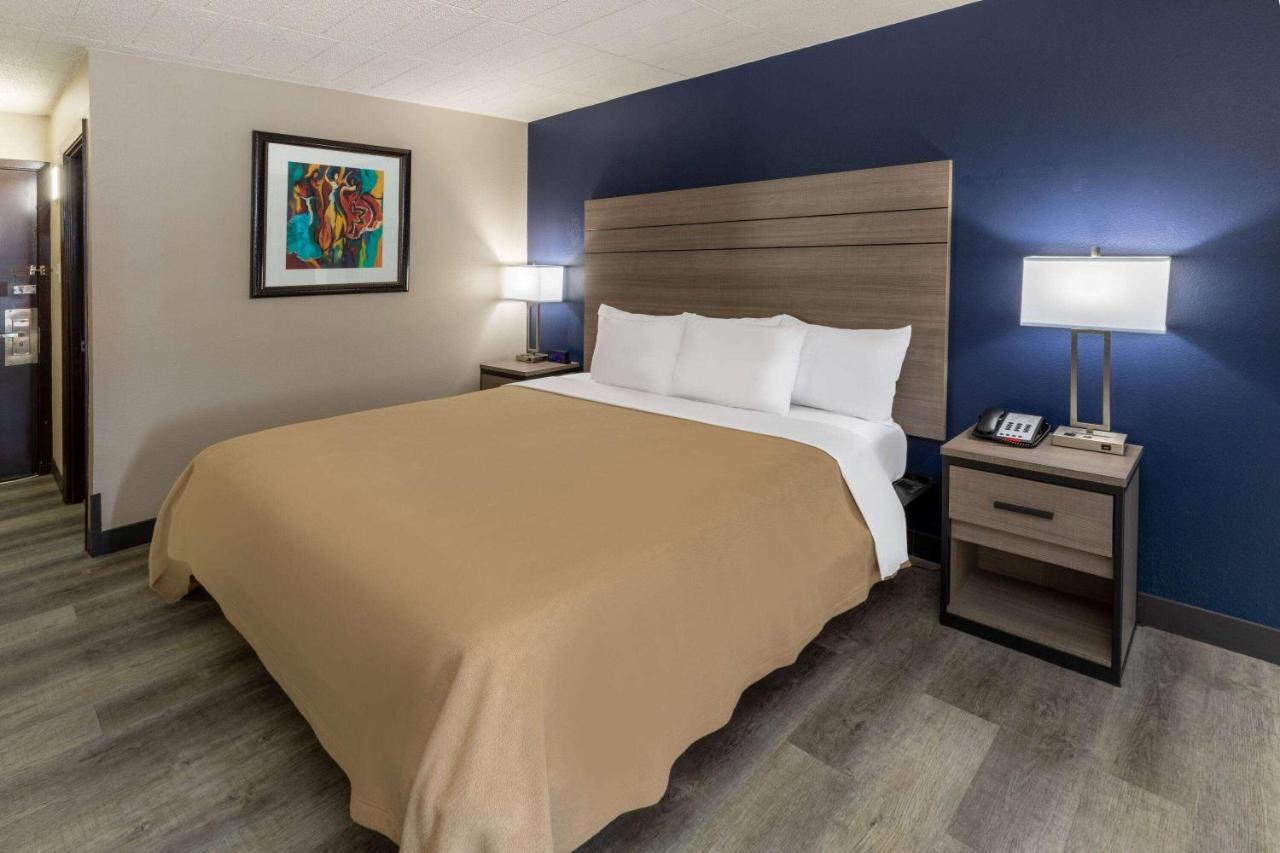 Baymont By Wyndham Laredo Hotel Eksteriør billede
