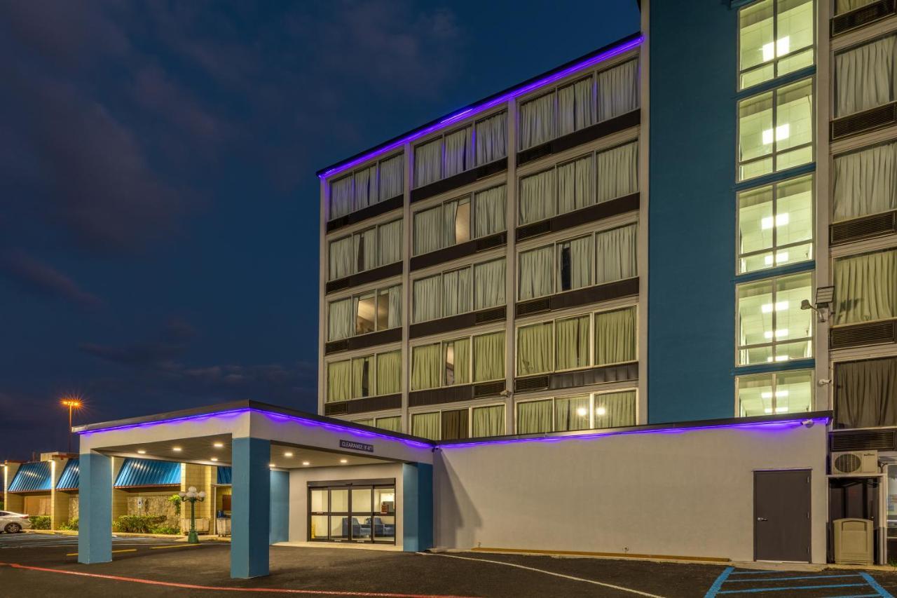 Baymont By Wyndham Laredo Hotel Eksteriør billede