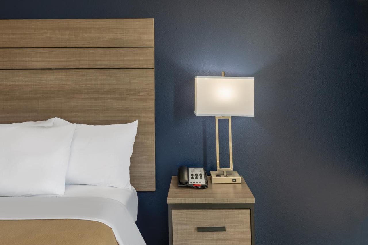 Baymont By Wyndham Laredo Hotel Eksteriør billede