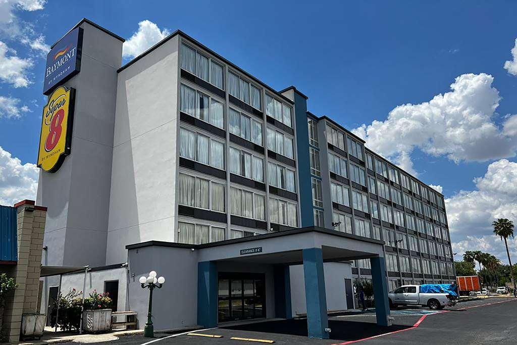 Baymont By Wyndham Laredo Hotel Eksteriør billede